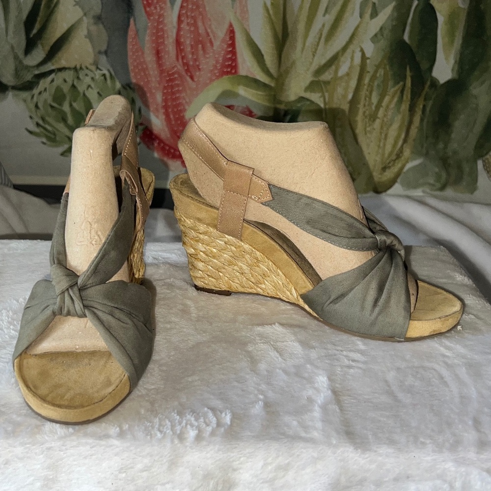 Aerosoles 8 3/4" Wedged Sandals Sz 8.5 Green
